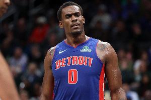 挑大梁！杜伦7中6砍半场最高17分外加7板3助2帽 罚球6中5 配图