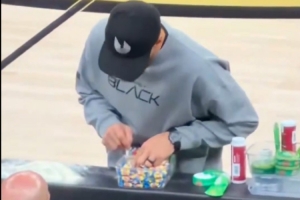 小学生爱吃糖！勇士对篮网时库里在场边偷偷藏糖果 配图