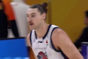 表现很不错!斯蒂尔迎山东首秀 半场6中5高效拿到11分7板 配图