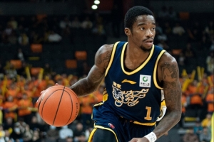 火力全开!萨姆纳22中11&罚球5中4砍28分4板5助3断 得分全场最高 配图