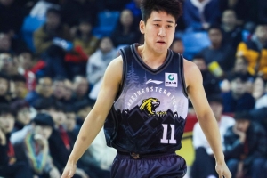 手感冰凉!姜伟泽打满首节5中0一分未得 正负值-17 配图