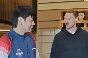 鲁媒：斯蒂尔已经抵达太原 与山东男篮大部队会合 配图