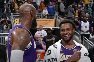 詹姆斯：我为布朗尼感到无比骄傲 他属于这里&他完全配得上 配图