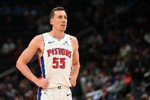 活塞主帅:邓罗身体有些酸痛 稳妥起见今天让他休息 配图