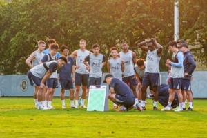 围在一起的这一刻 比战术更重要的，是彼此，适合一直放在屏幕里 配图