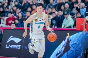 替补打得不错！方硕6中4拿下10分3篮板1助攻 配图