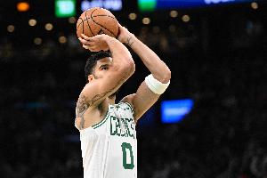 没手感！塔图姆半场11投仅2中拿到5分7板 正负值-11 配图