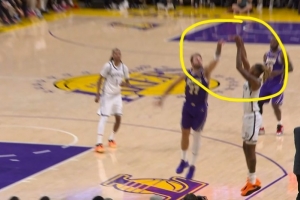 很值！东契奇被吹三分犯规请求挑战 湖人挑战成功取消犯规改争球 配图