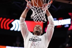 今天不卧底!扬布拉德半场7中4&罚球5中5砍下20分5板2助 配图