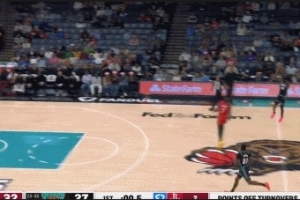 申京传球失误 GG·杰克逊轰进中场压哨三分予以惩戒 配图