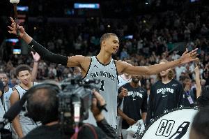 韦德：我就喜欢文班说“我要拿MVP” 现在大家互相都太客套了 配图