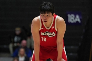 解说：杨瀚森太想把球打得合理了 队友都拿球就干 传出去也回不来 配图