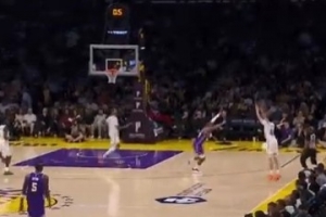 这都差点失误了！特拉奥雷转身压哨超远三分出手打板命中 配图