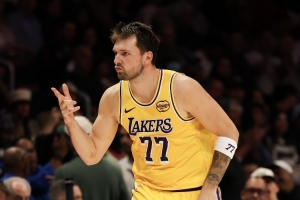 炸裂!东契奇最近5场场均41.8分6.6板5.4助3.2断 投篮命中率49.3% 配图