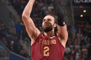 外线彻底投疯了！斯特鲁斯上半场10中8爆砍22分3板 三分8中6 配图