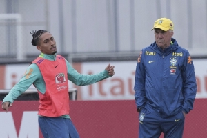 每体：弗里克对拉菲尼亚受伤不满，若其缺席超28天巴萨有权获赔偿 配图