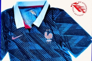 队报:法国队新球衣售价160欧,球迷认为购买球衣很奢侈 配图