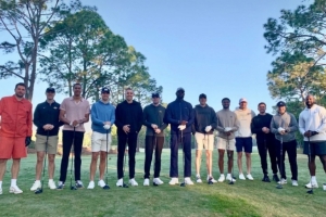 里夫斯：队友们以前总笑话我打高尔夫 我很高兴他们现在沉迷其中 配图