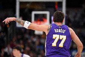 林书豪：东契奇喜欢从左向右胯下运球 然后撤步投篮或者右侧突破 配图