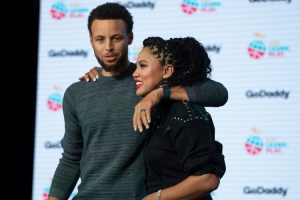 库嫂：我工作很努力 想证明自己的能力 库里很支持我从不袖手旁观 配图