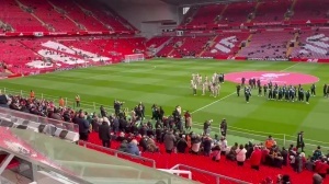 渣叔回归安菲尔德！克洛普走进场地内，引发全场球迷热烈欢呼 配图