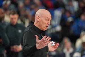 卡莱尔：这比赛太精彩了 最后0.4秒发生那么多事真是不可思议 配图