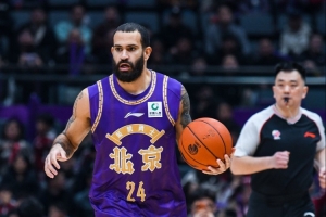 火力全开!里勒20投12中&罚球9中6砍35分3板1助1帽 得分全场最高 配图