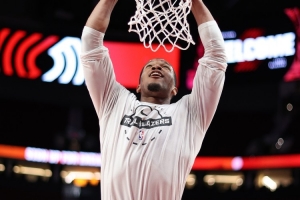 助攻小杨价值千金！扬布拉德12中9&三分4中3砍下34分6板3助 配图