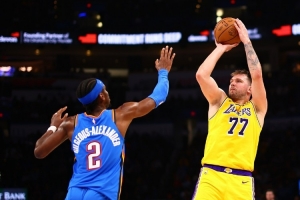 Skip:湖人多少次都是被东契奇的无脑3分投崩的 总决赛就这么输的 配图