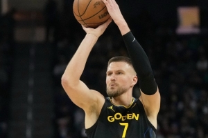 波津：年轻人跟着老将能学很多东西 我早期就是模仿甜瓜的中距离 配图