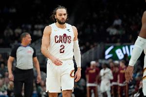 百步穿杨！斯特鲁斯首节5分钟三分5中4贡献12分 正负值+4 配图