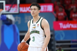 主打组织!赵继伟半场2中0没得分送出5助攻 正负值+4 配图