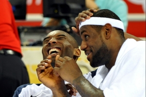 德隆:科比沉浸在自己的世界里 詹姆斯更随和搞怪 绝杀球我选科比 配图