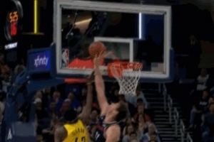 关键判罚！大洛篮下补防大帽西亚卡姆上篮干扰球 快船挑战成功 配图