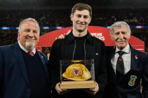 本·戴维斯达成威尔士出战100场里程碑,获颁“金色帽子”纪念品 配图