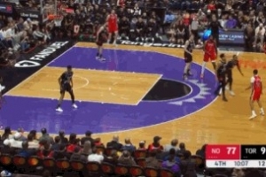 永远自信！普尔外线接球直接脚踩logo命中超远三分球 配图