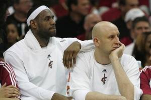 布泽尔:新秀詹姆斯没因天赋摆架子 照样冒着严寒给大Z跑腿 配图