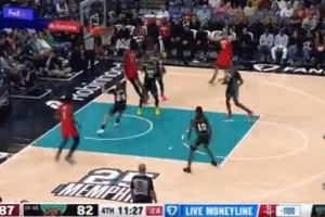 神兵天降！申京抛投不中 阿门腾空暴起单臂战斧补扣 配图