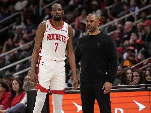 乌度卡谈KD助攻上双:他打出了全面的比赛 做出了正确的阅读 配图