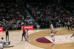 神来之笔！骑士1.3秒后场发球 莫布里助攻埃利斯超远三分压哨命中 配图