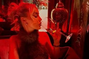 身材火辣！帕尔默女友晒照在罗马尼亚度假 配图