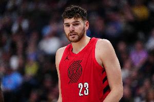 太迷了上篮扣篮全不进！克林根上半场4中0仅得1分 拿到7个篮板 配图