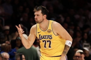 东契奇砍生涯第61次单场40+ 超越利拉德&上升至NBA历史第15位 配图