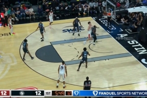 开张了！杨瀚森篮下利用脚步转身勾手得分 此前3中0 配图