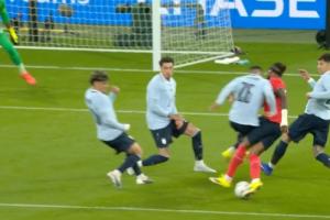 希望无大碍!马杜埃凯被乌拉圭球员撞倒,随后被换下 配图