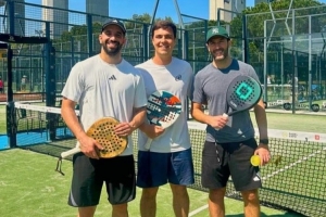 邮报：阿莫林与好友曼城总监维亚纳打板球，享受休闲时光 配图