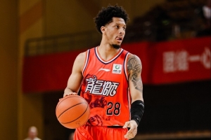 媒体人：广州用略显平民的阵容保持着竞争力 紧咬着季后赛的希望 配图