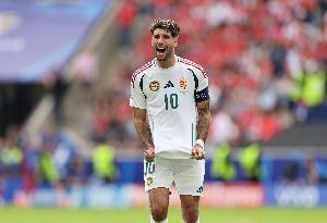 匈牙利主帅：我没管斯洛特让索博踢边后卫，他也别管我是否轮休 配图