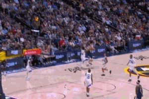 他会魔法吧！约基奇中场超远压哨三分球弹了三下入筐 配图