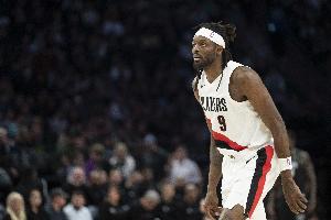 小腿伤势退赛!格兰特8中4拿到19分4板1断2帽 配图